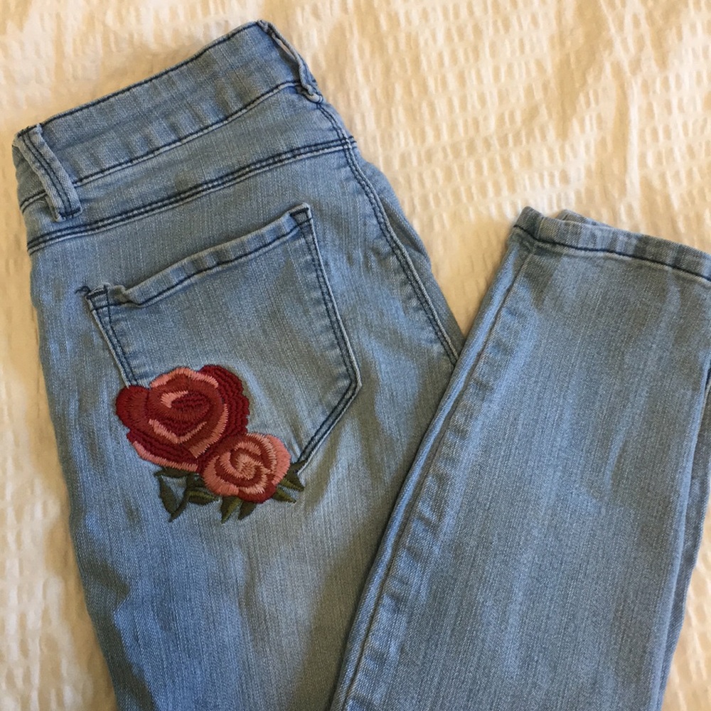 Jeans with embroidered flowers